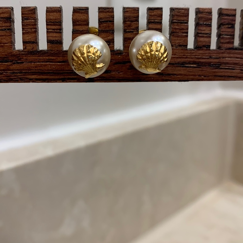 Kiel James Patrick scallop shell pearl earrings